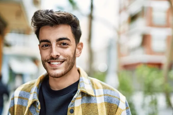 Bello Ispanico Uomo Sorridente Felice Fiducioso Città — Foto Stock