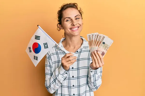 Joven Morena Sosteniendo Billetes Surcoreanos Ganó Sonriendo Con Una Sonrisa —  Fotos de Stock