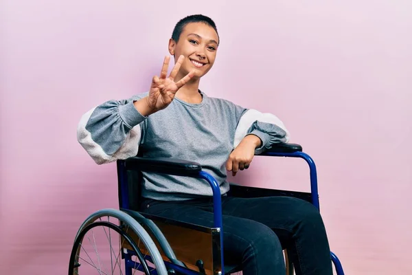 Красивая Латиноамериканка Короткими Волосами Сидящая Инвалидном Кресле Показывающая Пальцами Номер — стоковое фото