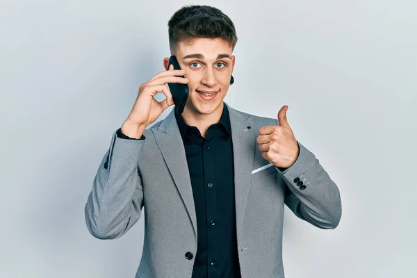 Mladý Kavkazský Chlapec Dilatací Uší Konverzace Mluví Smartphonu Šťastný Pozitivní — Stock fotografie