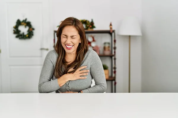 Jovem Mulher Latina Sentada Mesa Pela Decoração Natal Sorrindo Rindo — Fotografia de Stock