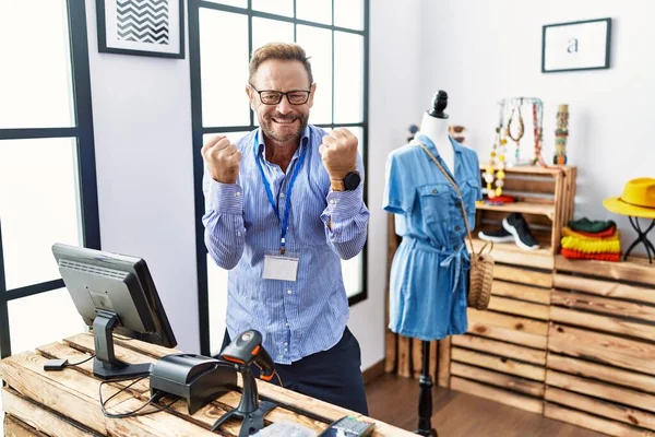 Hombre Mediana Edad Que Trabaja Como Gerente Boutique Minorista Muy — Foto de Stock