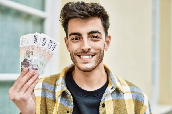 Hombre Hispano Guapo Sonriendo Feliz Confiado Ciudad Sosteniendo Billetes 1000 —  Fotos de Stock