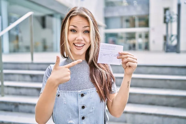 Young Caucasian Woman Holding Covid Record Card Smiling Happy Pointing —  Fotos de Stock