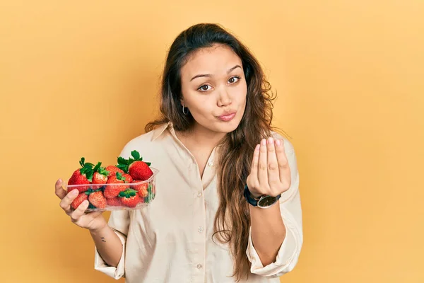 Joven Chica Hispana Sosteniendo Fresas Haciendo Gesto Italiano Con Mano — Foto de Stock