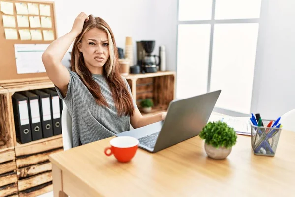 Young Brunette Woman Working Office Laptop Confuse Wonder Question Uncertain — стоковое фото