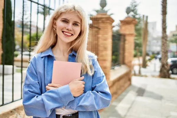 Linda Loira Jovem Mulher Sorrindo Feliz Segurando Livro Campus Universidade — Fotografia de Stock