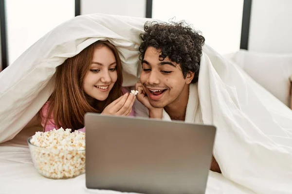 Giovane Coppia Guardando Film Sdraiato Sul Letto Camera Letto — Foto Stock