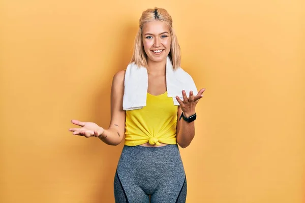 Vacker Blond Sport Kvinna Bär Träning Outfit Leende Glad Med — Stockfoto