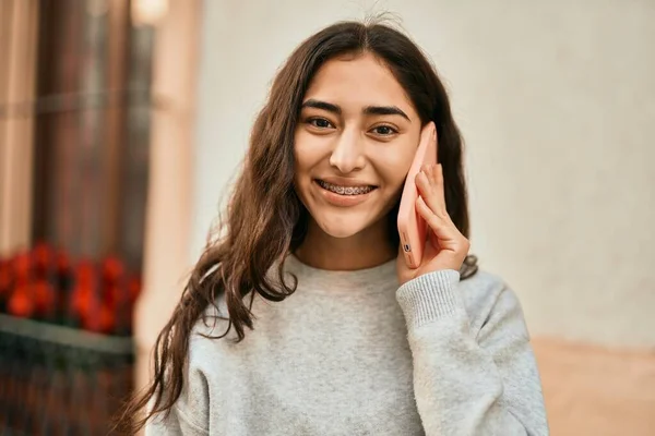 Jovem Menina Oriente Médio Sorrindo Feliz Falando Smartphone Cidade — Fotografia de Stock