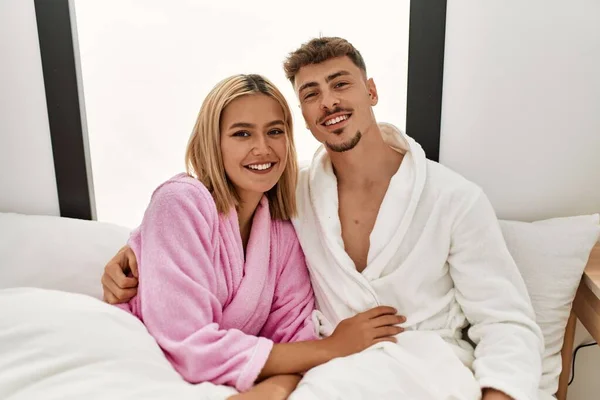 Genç Beyaz Çift Mutlu Bir Şekilde Gülümsüyor Evdeki Yatakta Sarılıyorlar — Stok fotoğraf