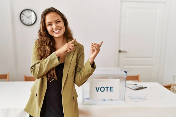 Beautiful Hispanic Woman Standing Political Campaign Room Smiling Looking Camera — Foto Stock