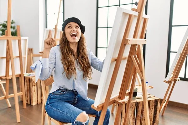 Joven Artista Hispana Pintando Sobre Lienzo Estudio Arte Sonriendo Asombrada —  Fotos de Stock