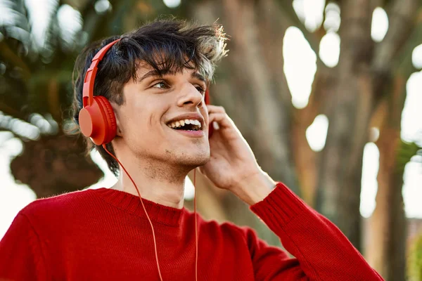 Jonge Spaanse Man Lacht Gelukkig Met Behulp Van Koptelefoon Stad — Stockfoto