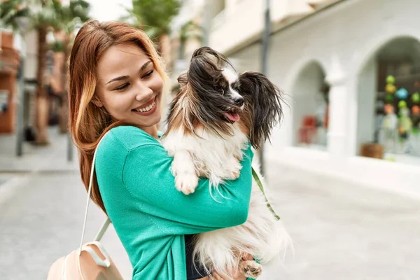 Jong Kaukasisch Meisje Glimlachen Gelukkig Holding Hond Stad — Stockfoto