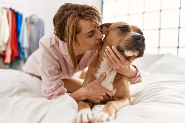 Ung Kaukasisk Kvinna Kramar Och Kysser Hund Liggande Sängen Sovrummet — Stockfoto