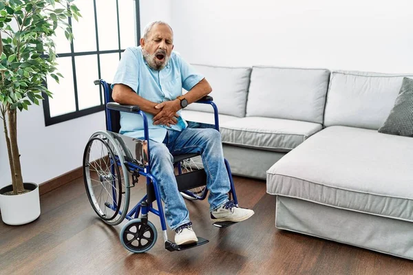 Knappe Oudere Man Zit Een Rolstoel Woonkamer Met Hand Maag — Stockfoto