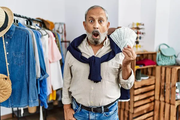 Schöner Älterer Mann Einzelhandel Mit Dollarnoten Der Hand Verängstigt Und — Stockfoto