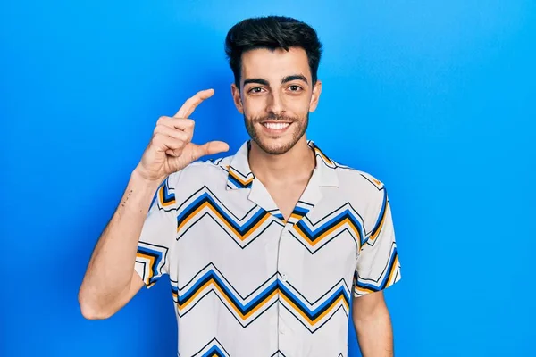 Νεαρός Ισπανόφωνος Άνδρας Φορώντας Casual Ρούχα Χαμογελώντας Και Αυτοπεποίθηση Γοητεύοντας — Φωτογραφία Αρχείου