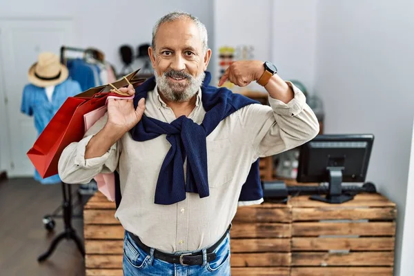 Hübscher Älterer Herr Mit Einkaufstaschen Boutique Shop Sieht Selbstbewusst Aus — Stockfoto