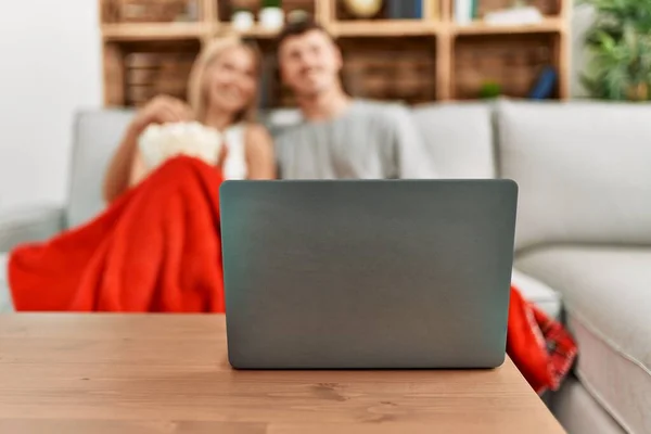 Jovem Casal Caucasiano Sorrindo Feliz Assistindo Filme Comendo Pipocas Casa — Fotografia de Stock