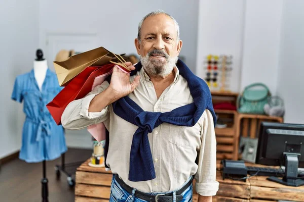 Älterer Grauhaariger Mann Lächelt Selbstbewusst Und Hält Einkaufstüten Bekleidungsgeschäft — Stockfoto