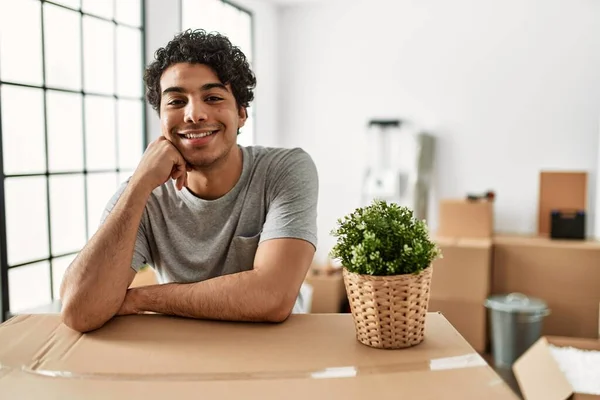 Jovem Hispânico Sorrindo Feliz Movendo Uma Nova Casa — Fotografia de Stock