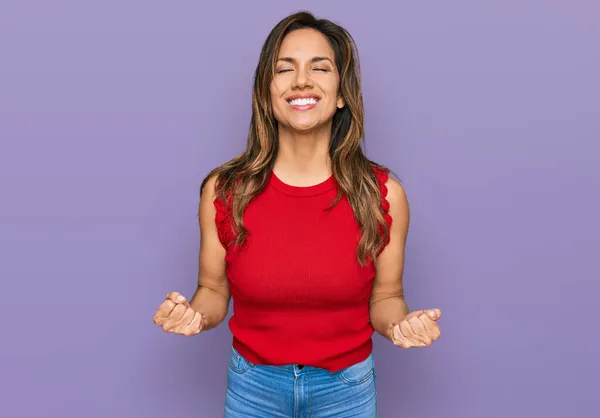 Jonge Spaanse Vrouw Casual Kleding Erg Blij Opgewonden Doen Winnaar — Stockfoto