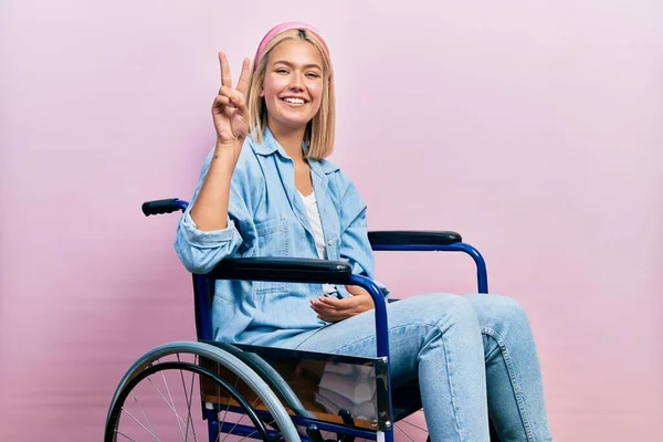 Tekerlekli Sandalyede Oturan Güzel Sarışın Kadın Kendini Beğenmiş Mutlu Bir — Stok fotoğraf