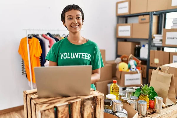 Young Hispanic Woman Wearing Volunteer Uniform Using Laptop Working Charity — Stock Photo, Image