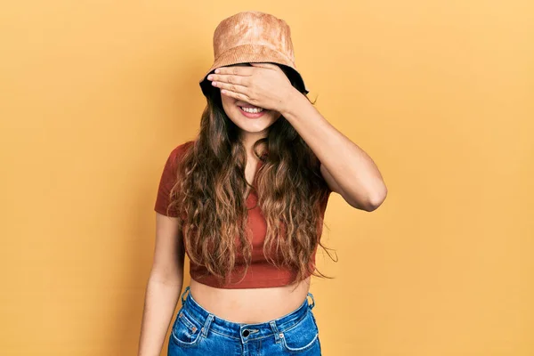Молодая Латиноамериканка Одетая Повседневную Одежду Шляпу Улыбающаяся Смеющаяся Закрывая Глаза — стоковое фото