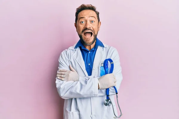 Middle Age Man Wearing Doctor Uniform Celebrating Crazy Amazed Success — Stockfoto