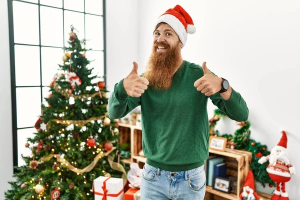 Homem Ruivo Com Barba Longa Usando Chapéu Natal Pelo Sinal — Fotografia de Stock