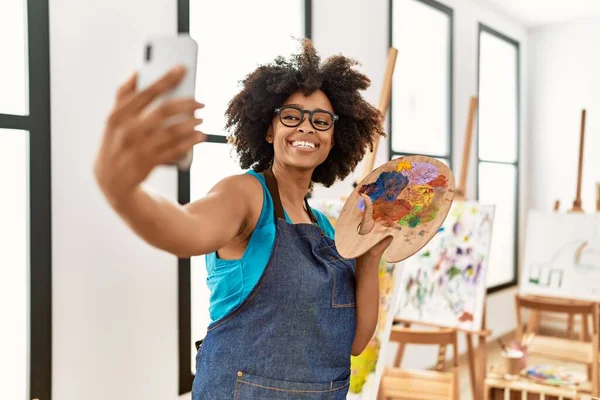 Young African American Woman Making Selfie Smartphone Art Studio — 图库照片