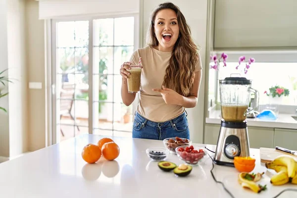 Beautiful Young Brunette Woman Drinking Glass Smoothie Kitchen Smiling Happy — 图库照片