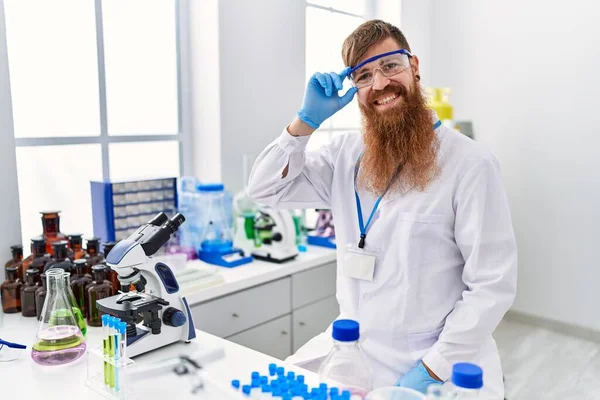 Giovane Uomo Rossa Indossando Uniforme Scienziato Seduto Laboratorio — Foto Stock