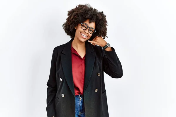 Αφροαμερικανή Γυναίκα Αφρο Μαλλιά Που Φοράει Επαγγελματικό Μπουφάν Και Γυαλιά — Φωτογραφία Αρχείου