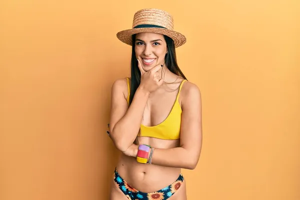 Νεαρή Ισπανίδα Που Φοράει Μπικίνι Και Καλοκαιρινό Καπέλο Και Δείχνει — Φωτογραφία Αρχείου