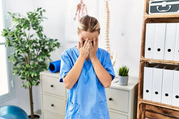 年轻的高加索妇女在疼痛恢复诊所工作 哭哭啼啼时满脸愁容 抑郁症的概念 — 图库照片