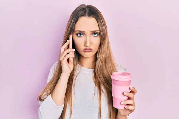 Menina Loira Jovem Usando Smartphone Beber Uma Xícara Café Deprimido — Fotografia de Stock
