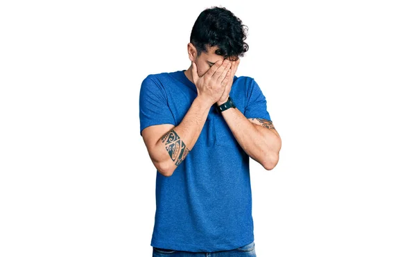 Jovem Hispânico Vestindo Camiseta Casual Com Expressão Triste Cobrindo Rosto — Fotografia de Stock