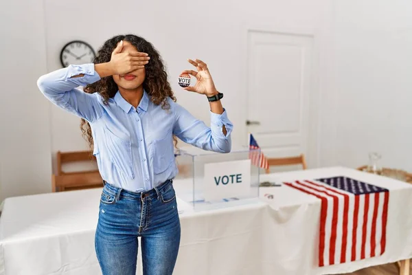 Hermosa Mujer Hispana Pie Campaña Política Mediante Votación Sonriendo Riendo —  Fotos de Stock