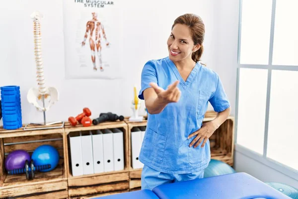 Medelålders Latinamerikanska Sjukgymnast Kvinna Som Arbetar Smärta Återhämtning Klinik Lockar — Stockfoto