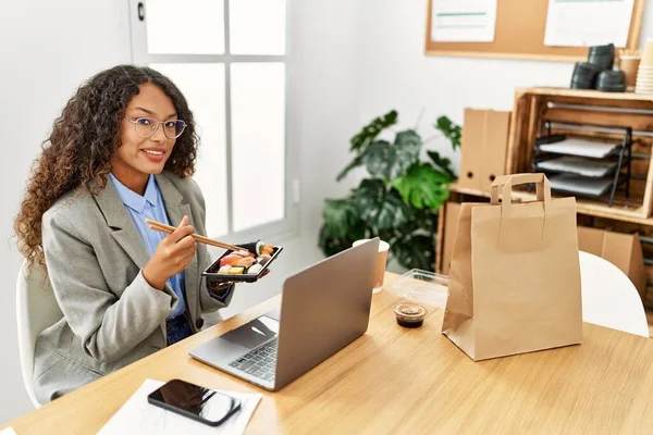 Young Latin Woman Smiling Confident Eating Sushi Office — 图库照片