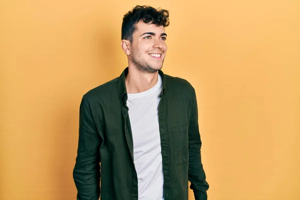 Gündelik Kıyafetler Giyen Genç Spanyol Bir Adam Yüzünde Gülümsemeyle Yan — Stok fotoğraf