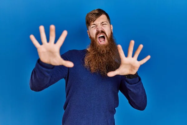 Hombre Pelirrojo Con Barba Larga Que Usa Suéter Azul Casual —  Fotos de Stock