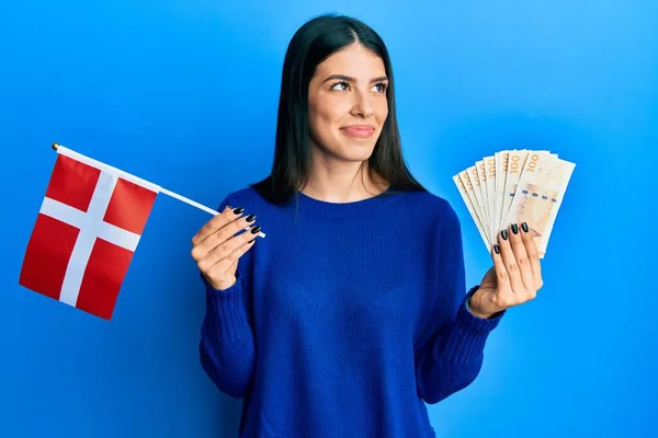 Mladá Hispánka Držící Denmarkovou Vlajku Korunové Bankovky Usmívá Dívá Stranou — Stock fotografie