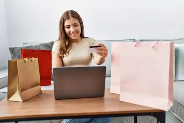 Joven Mujer Hispana Usando Laptop Con Tarjeta Crédito Casa — Foto de Stock