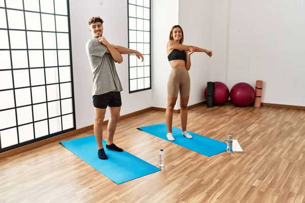 Unga Latinamerikanska Sportiga Par Ler Glada Stretching Sportcentret — Stockfoto