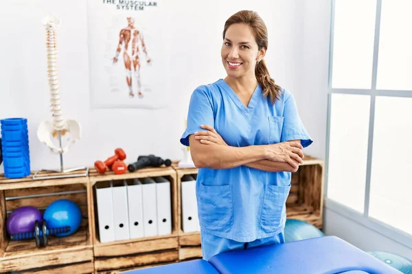 Fisioterapeuta Hispana Mediana Edad Que Trabaja Clínica Recuperación Del Dolor —  Fotos de Stock